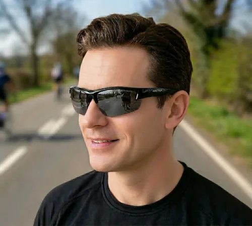 czarne-okulary-rowerowe-arctica-s364-model-brunet-droga.jpg