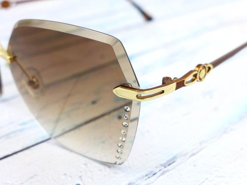 Okulary przeciwsłoneczne w złotej oprawce