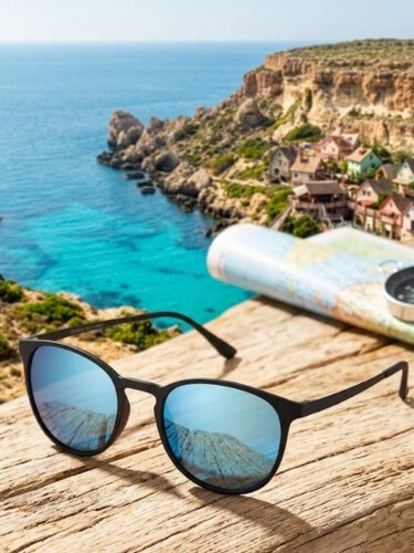 Lekkie okulary polaryzacyjne na wyjazd – jak wybrać model idealny na wakacje, w góry i nad wodę?